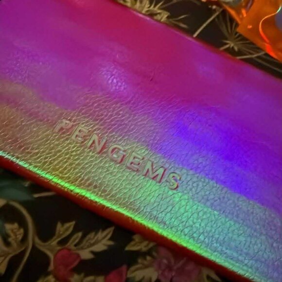 Pengems Jet Set Wristlet Global Iridescent red/pink - Picture 5 of 5